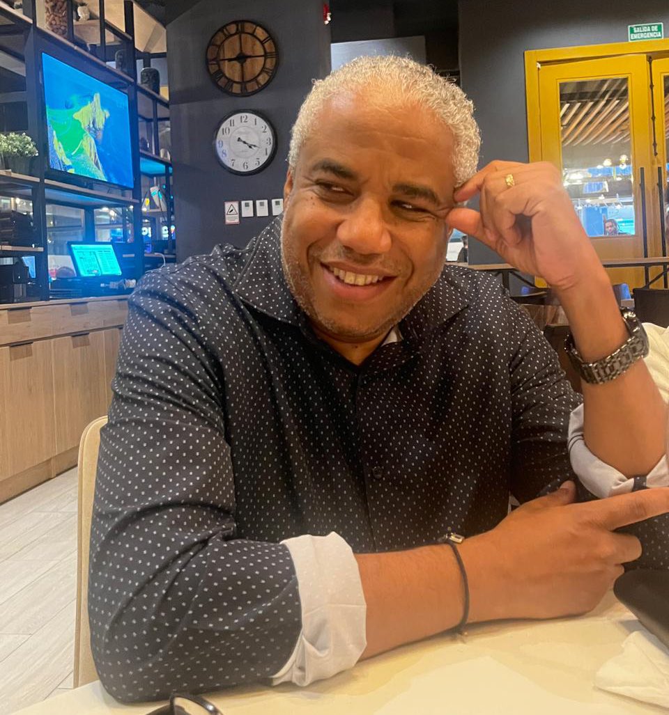 Se puede llegar a pensar, que mantener la verdad en la sociedad de hoy, hace parecer que es un milagro. El avance progresivo de la falsedad y el cinismo hace que la autenticidad sea un acto de resistencia. Reflexionar acerca del ser y parecer nunca pierde vigencia. #AngelGomera