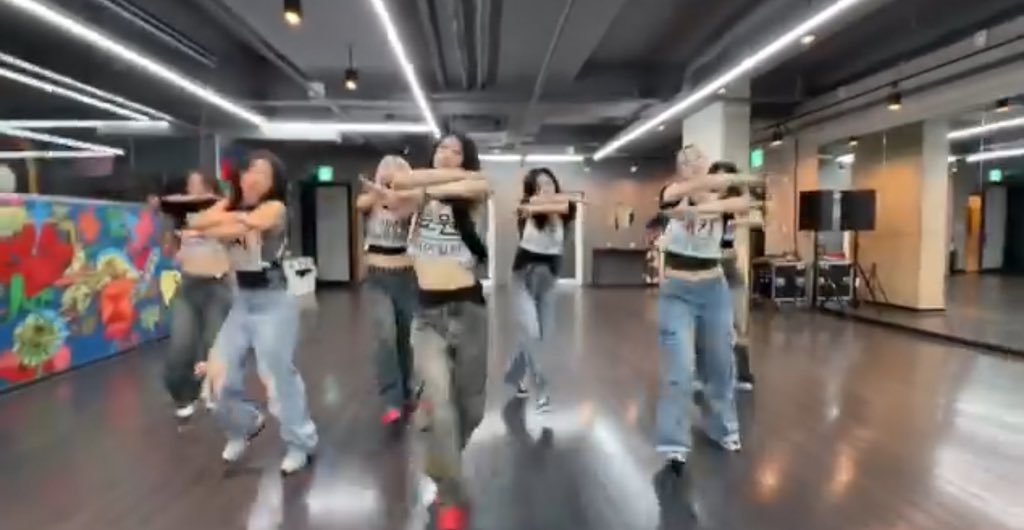 How_updt's tweet image. [INFO]

The choreographers for HOW (Heart Of Woman) were backup dancers for ITZY during tunnel vision, and worked on the choreography for “XL” by ICHILLIN. 

#HOW #HEARTOFWOMAN