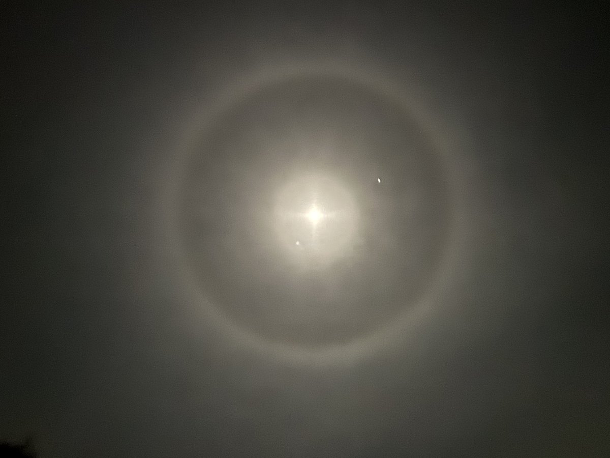 TeignWx's tweet photo. Refracted ice crystals high in the atmosphere creating an incredible Lunar #halo tonight. Jupiter is to the Moon’s upper right. Captured on an iPhone. https://t.co/f3Lbo9osJ5
