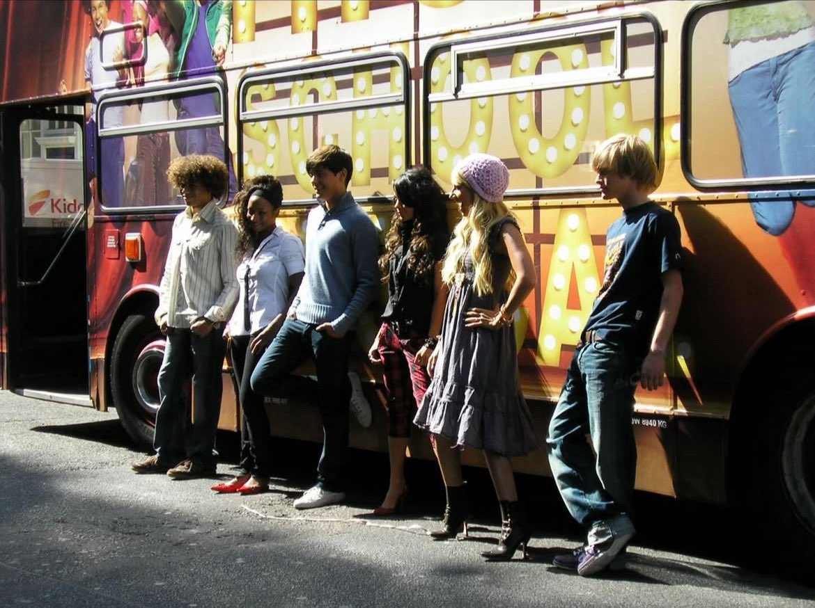 raresareus's tweet photo. Corbin Bleu, Monique Coleman, Zac Efron, Vanessa Hudgens, Ashley Tisdale and Lucas Grabeel https://t.co/6pEpT9BNI6