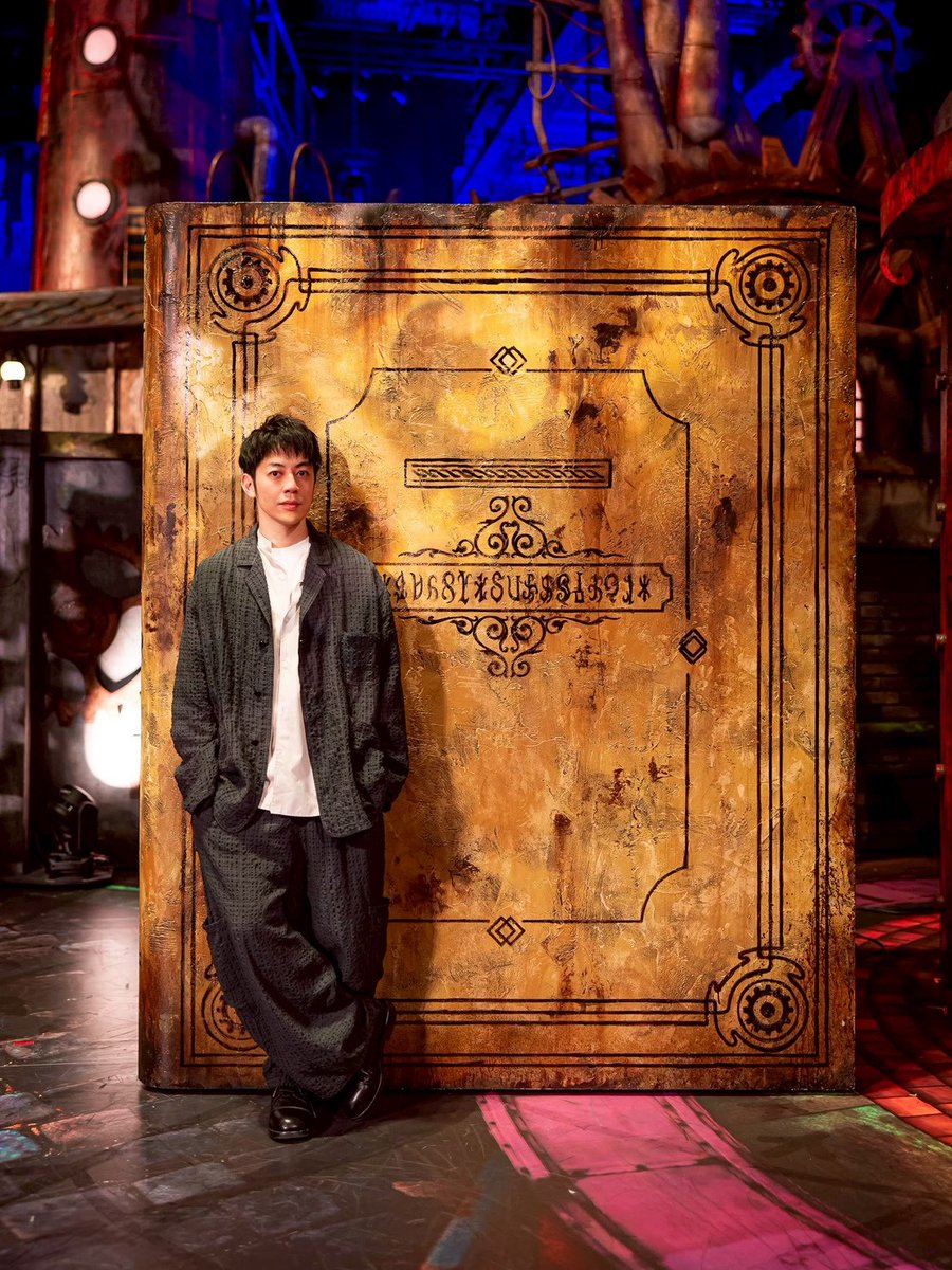 nishinoakihiro's tweet photo. ビジネス書最新刊『北極星 ~僕たちはどう働くか~』(初版10万部)の予約がスタートしました。
是非、親子で読んでください。

以下、本書の【まえがき】です。

↓

『母が無知だと病気になる。父が無知だと貧乏になる』

日本では親が子に「投資は危ないから絶対に手を出しちゃダメ」と叱りつけながら、今日も自分達が働いて稼いだお金を全て銀行に預けている。

彼らは「労働で得た全てのお金を日本円に投資している」ということを綺麗サッパリ見落としているし、円安によって自分達が投資に失敗をしていることにも気がついていない。
ひどいギャグだ。

息を吸うように無自覚にお金を溶かし続けるその身体で、愛する我が子を教育しちゃうもんだから、愛する我が子も同じ目に遭う。
キミの家庭はどうだろう？

「ウチは大丈夫」と答えられる親は少ないと思うので、まずは大切な「お金」の話から始めてみることにする。
机上論でも、評論家の寝言でもない。

実際にチームの皆と稼ぎ、雇用を生み続け、現在進行形で意思決定の責任を引き受けている実践家の視点からだ。

▼『北極星 ~僕たちはどう働くか~』
https://t.co/iPPKbcqoAW