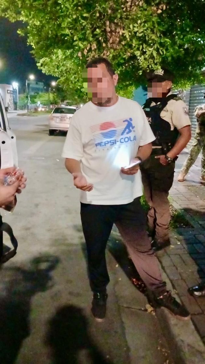 armada_ecuador's tweet photo. #Guayaquil | Las Fuerzas Armadas a través de la Armada del Ecuador realizaron una operación en el Distrito Portete, que dejó como resultado 03 ciudadanos aprehendidos y 04 ampollas de fentanilo sin documentación que respalde su transporte. https://t.co/rc7etgTGT4