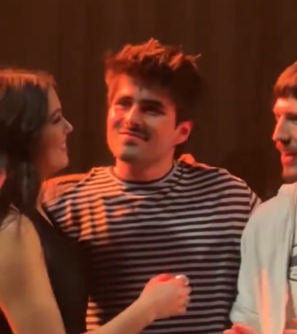 dos giras distintas y sigue emocionándose igual por juanjo :(