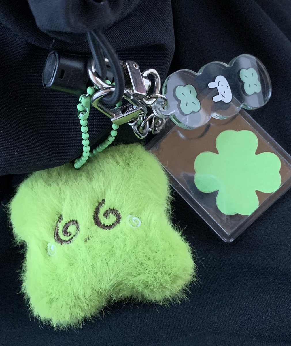 #2월의_맨처음첫장_도영이의_날 
#Doyoung30ToEternity
도영이가 나눠준 수많은 행운들이 다시 도영이에게도 가닿길~~🍀🍀🍀