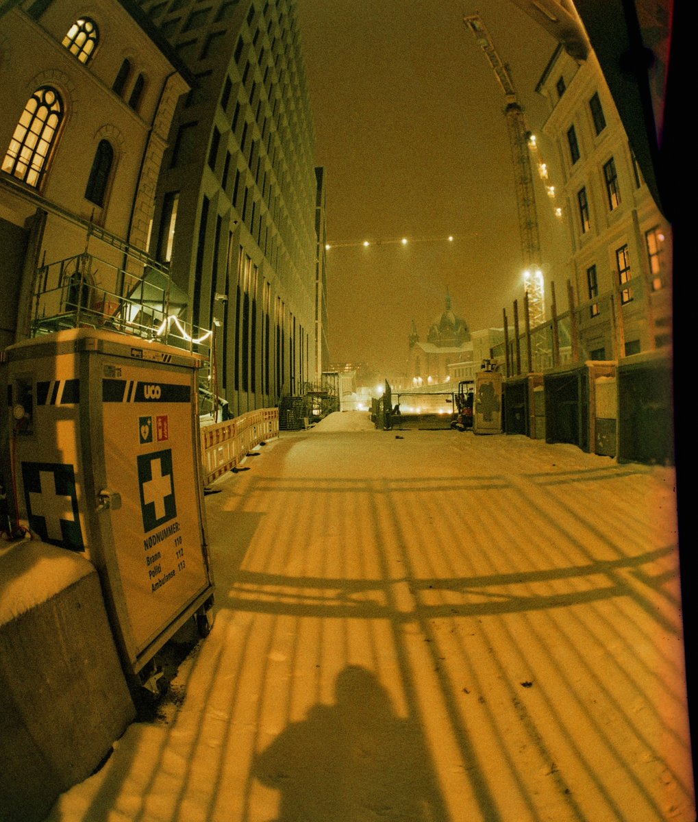 simon_diamond's tweet photo. Signing off from this round of the glorious #ShittyCameraChallenge with frame 11 1/2. One fine day, I'll coax 12 frames out of that old slugger😂
Kiev 60
Zodiak-8 30mm F3.5
Lomography Xpro 200
#believeinfilm #photography #fisheye https://t.co/BaIPMB0RmL