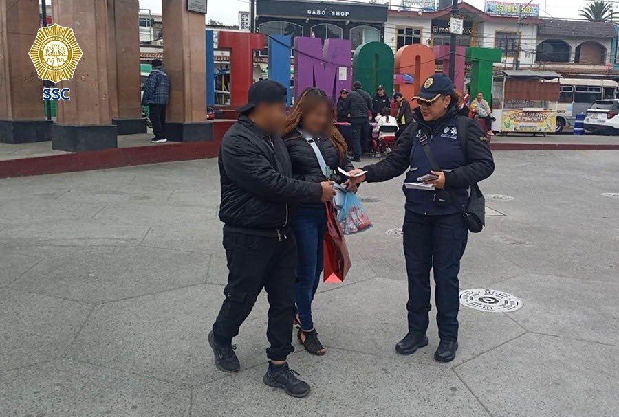SSC_CDMX's tweet photo. 👮🏻♀️👮🏻🏡 En la colonia #SanAntonioTecomitl, alcaldía @GobMilpaAlta, se realizó la #JornadaDeSeguridad en tu #Cuadrante.
Personal del #SectorTecomitl, en coordinación con la Subsecretaría de #ParticipaciónCiudadana y #PrevenciónDelDelito, fortalecieron la cercanía entre la policía y la comunidad.
#ModeloDeProximidad #LaPolicíaCercaDeTi