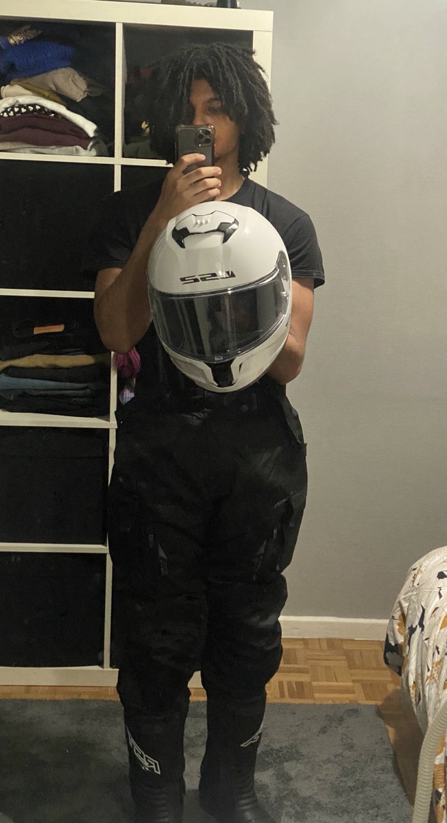 tismeykawaii2's tweet photo. J’ai changé la taille du casque (trop de cheveux 😭). On reste en blanc au moins +new pants +new boots, le tout en soldes bien sûr + résultat du code 👀🔜
#grinddd https://t.co/FY5TR5566I