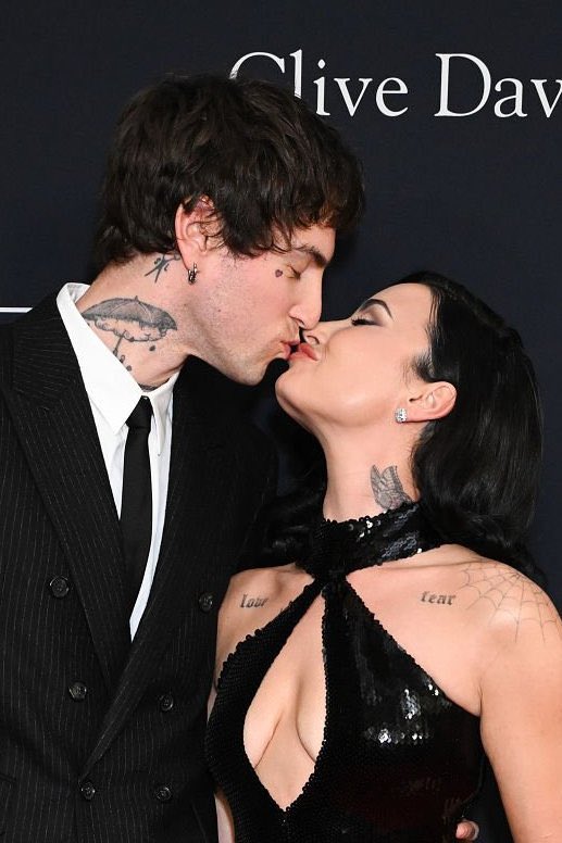 PAIS! 🖤

📸 | Demi Lovato e seu marido Jutes no red carpet do pré Grammy Gala, hoje (31), em Los Angeles.