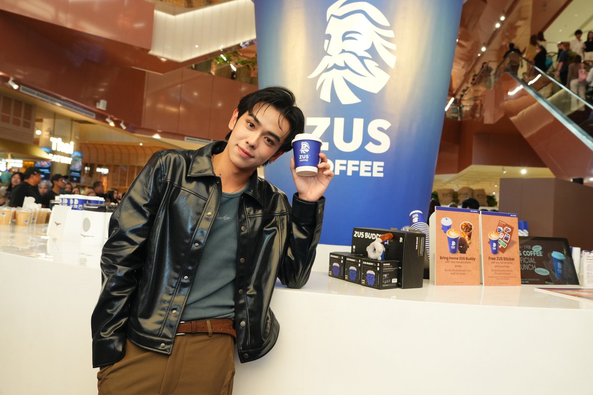 LifeOne_Ent's tweet photo. ZUS COFFEE พร้อมเสิร์ฟแล้วในไทย ชวน ออฟ จุมพล - ศิลปิน TPOP เติร์ด และ วง Bamm มอบประสบการณ์กาแฟสเปเชียลตี้ คุณภาพดี ในราคาที่เข้าถึงได้ สำหรับคอกาแฟชาวไทย
#OffJumpo
#ThirdLapat
#bamm
#ZUSCOFFEEOfficialLaunchTH
#ZUSCOFFEETH #ZUSCOFFEE
➡️ https://t.co/tKR4heLQTN https://t.co/DABMZ7phLb