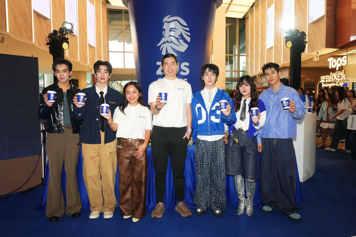 LifeOne_Ent's tweet photo. ZUS COFFEE พร้อมเสิร์ฟแล้วในไทย ชวน ออฟ จุมพล - ศิลปิน TPOP เติร์ด และ วง Bamm มอบประสบการณ์กาแฟสเปเชียลตี้ คุณภาพดี ในราคาที่เข้าถึงได้ สำหรับคอกาแฟชาวไทย
#OffJumpo
#ThirdLapat
#bamm
#ZUSCOFFEEOfficialLaunchTH
#ZUSCOFFEETH #ZUSCOFFEE
➡️ https://t.co/tKR4heLQTN https://t.co/DABMZ7phLb