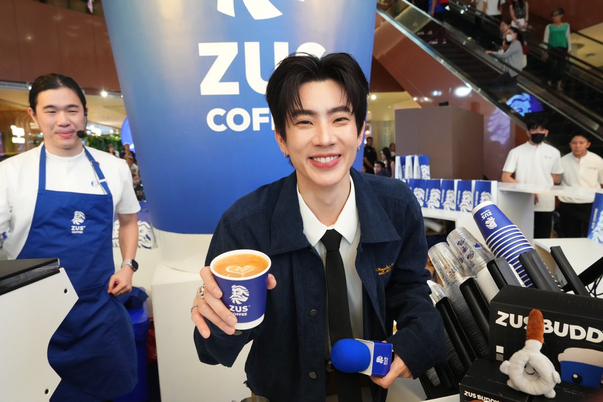 LifeOne_Ent's tweet photo. ZUS COFFEE พร้อมเสิร์ฟแล้วในไทย ชวน ออฟ จุมพล - ศิลปิน TPOP เติร์ด และ วง Bamm มอบประสบการณ์กาแฟสเปเชียลตี้ คุณภาพดี ในราคาที่เข้าถึงได้ สำหรับคอกาแฟชาวไทย
#OffJumpo
#ThirdLapat
#bamm
#ZUSCOFFEEOfficialLaunchTH
#ZUSCOFFEETH #ZUSCOFFEE
➡️ https://t.co/tKR4heLQTN https://t.co/DABMZ7phLb
