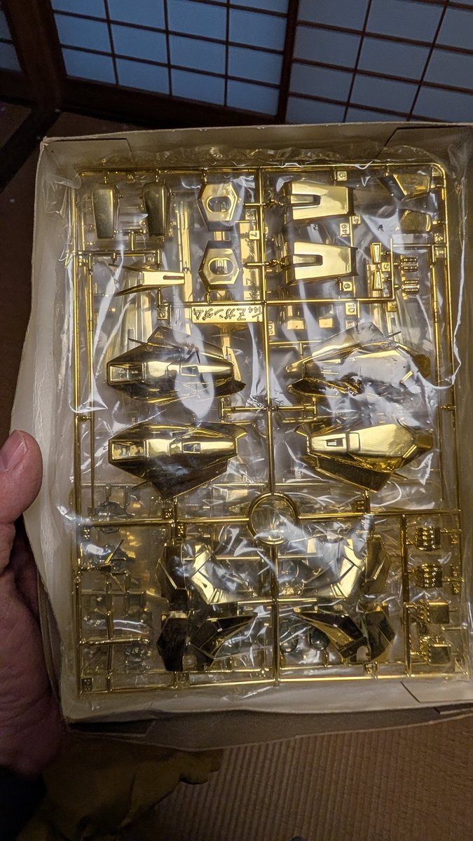 箱がだいぶ傷んでるけど、なにかのキャンペーンの景品だった金メッキの