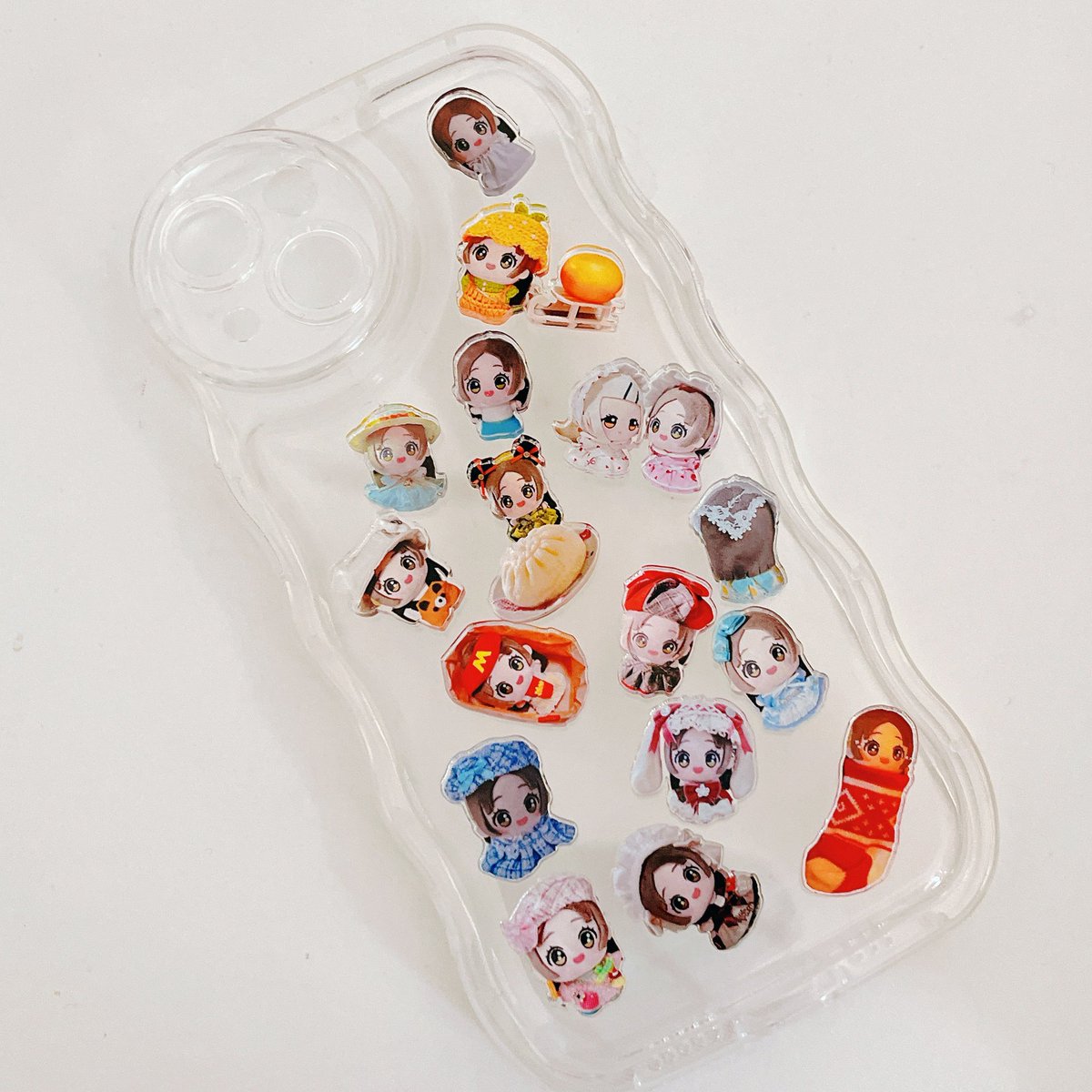 T31396Xc4's tweet image. 今までに撮ったちなぬいちゃんをスマホに入れられるように、シャカシャカアクリルにしてみました📱🪽
１シートにぎっしり詰めたら、ちっちゃサイズのちなちゃんがいっぱいになって、可愛いの濁流‼️