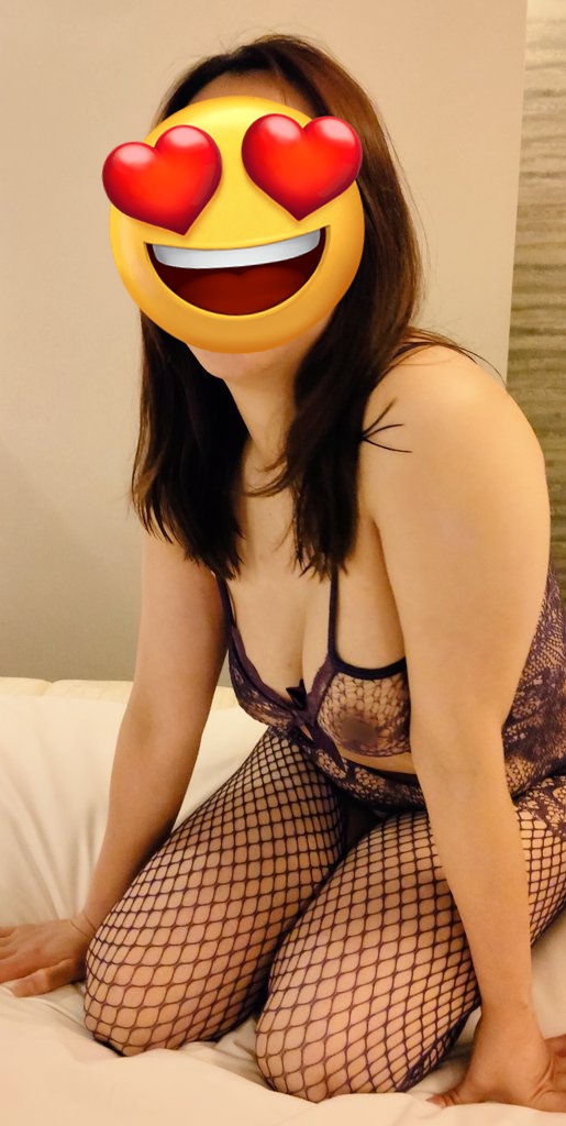 samehada_sameo's tweet photo. 最近色々あってポストできない…画像や動画はいっぱい増えているのですが😅
画像は先週の嫁。ムチムチには網ボディタイツがよく合いますね😍
#嫁　#ムチムチ https://t.co/B8grTMgQ5F