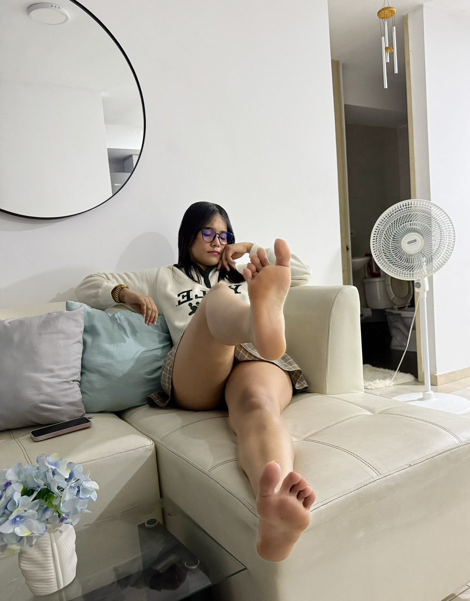 Come and serve, pay for these wonderful feet😈🫦
#findom #FindomFeet #Cash