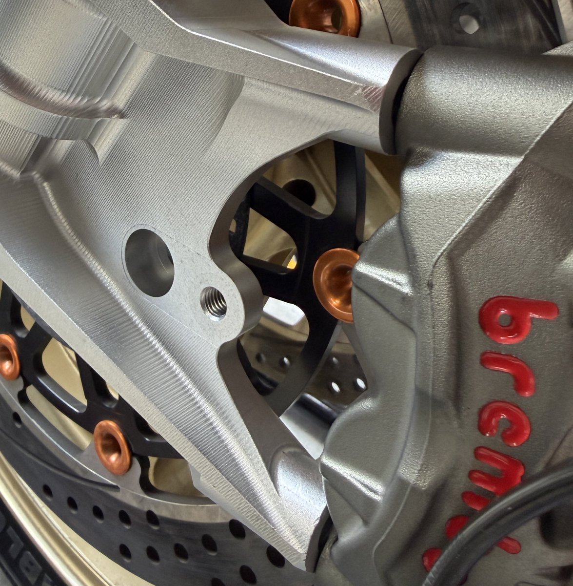 z900rsのようなzx10rは次の課題 キャリパーが付かない！ ディスクが10R