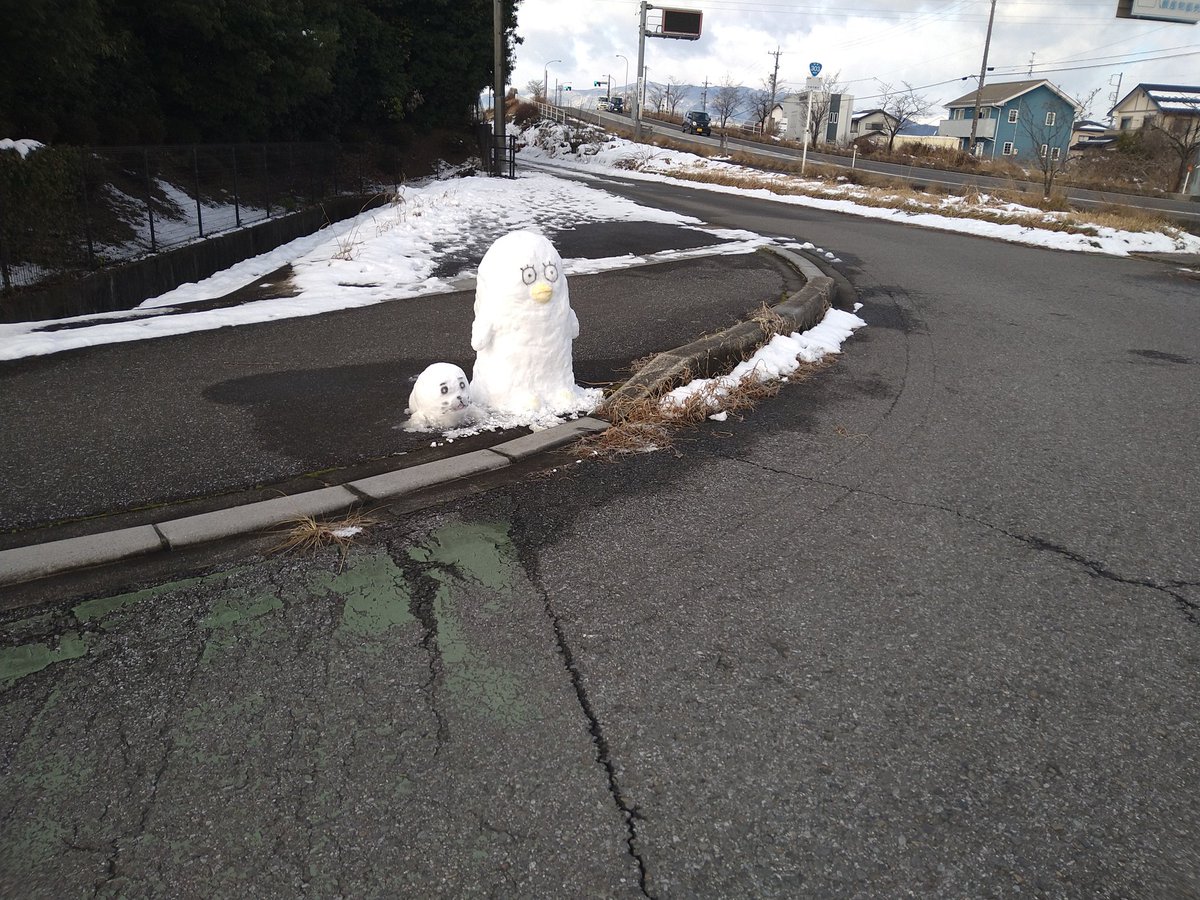 tomosappu's tweet image. 道ばたにいた雪像
ゴマちゃん？
ペンギン？
かわゆい
とける前にパチリ
