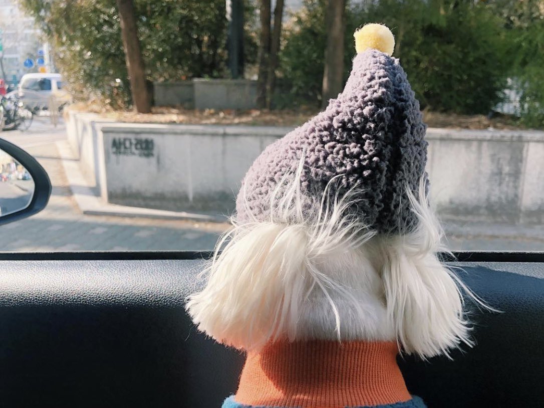 그립지 않은 날이 없었지만 요며칠 자꾸 감정이 북받치곤 했다. 균열이 간 시간의 감각은 여전한 채로 우리 강아지가 떠난지 삼개월이 되었다는 마음의 감각 때문이었을까. 아침부터 차를 끓이고 설거지를 하고 마침내 펑펑 울었다. 마음을 다잡으며 애쓰고 있다고 그래도 그리운건 어쩔 수 없으니까.