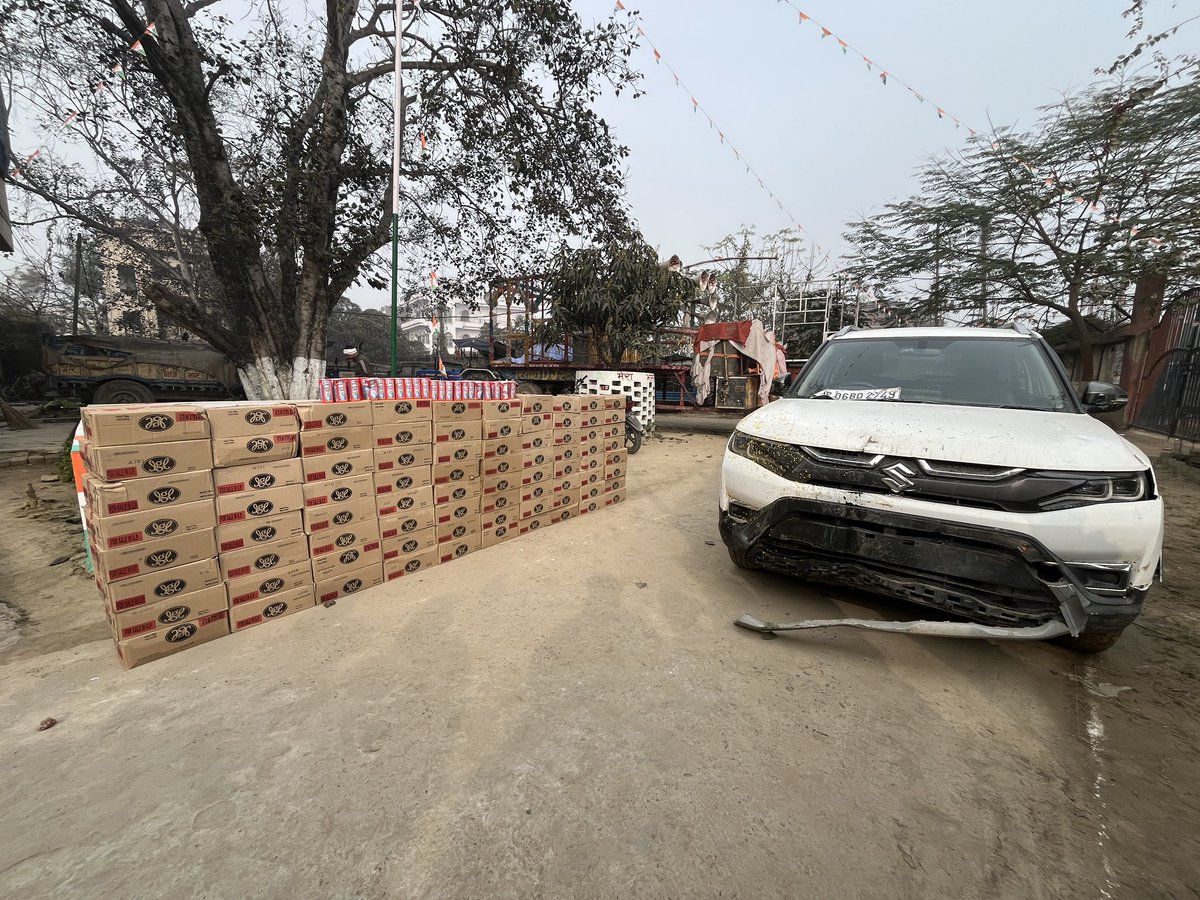 SamaySiwan95445's tweet photo. सिवान के एम.एच नगर थाना क्षेत्र के झौवा में नदी किनारे भारी मात्रा में पुलिस ने शराब की बड़ी खेप बरामद की हैं साथ में हरियाणा नंबर की एक ब्रेजा कार को भी जप्त किया हैं।थाना प्रभारी राजीव कुमार पटेल के द्वारा लगातार शराब को लेके कारवाई जारी हैं।@bihar_police ध���्यवाद https://t.co/ge2QO20gqD