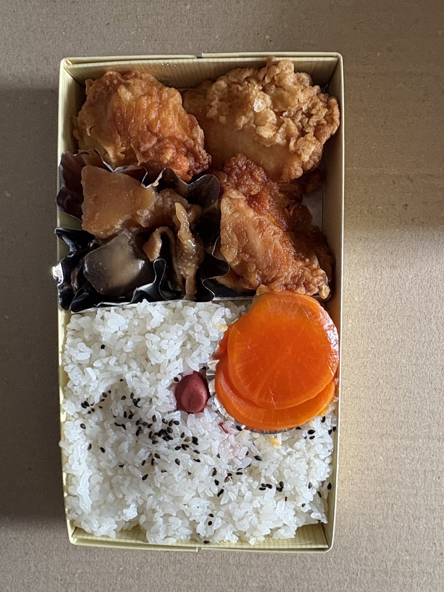 以前、御花畑駅近くにあった「鳥新」。そこの『復刻・鳥新弁当』。先月、あの京王百貨店の有名イベント「元祖有名駅弁と全国うまいもの大会」でも人気だった。秩父鉄道秩父駅の「ぢばさんセンター」や「道の駅ちちぶ」でも買えますが、お昼頃までには完売が多い。人が集まるところにはうまいものあり。