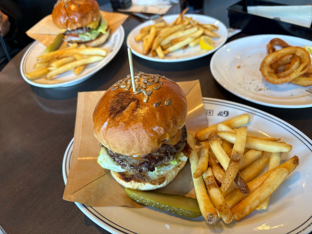 akyakoST's tweet image. STARGLOWショーケース、スタンドBのとても良い席だった😌
チケットが取れたことだけでも奇跡だし、お昼ご飯も美味しいもの食べられて幸せだし、楽しみすぎる！

アップルバーガー最高だった🍎✨