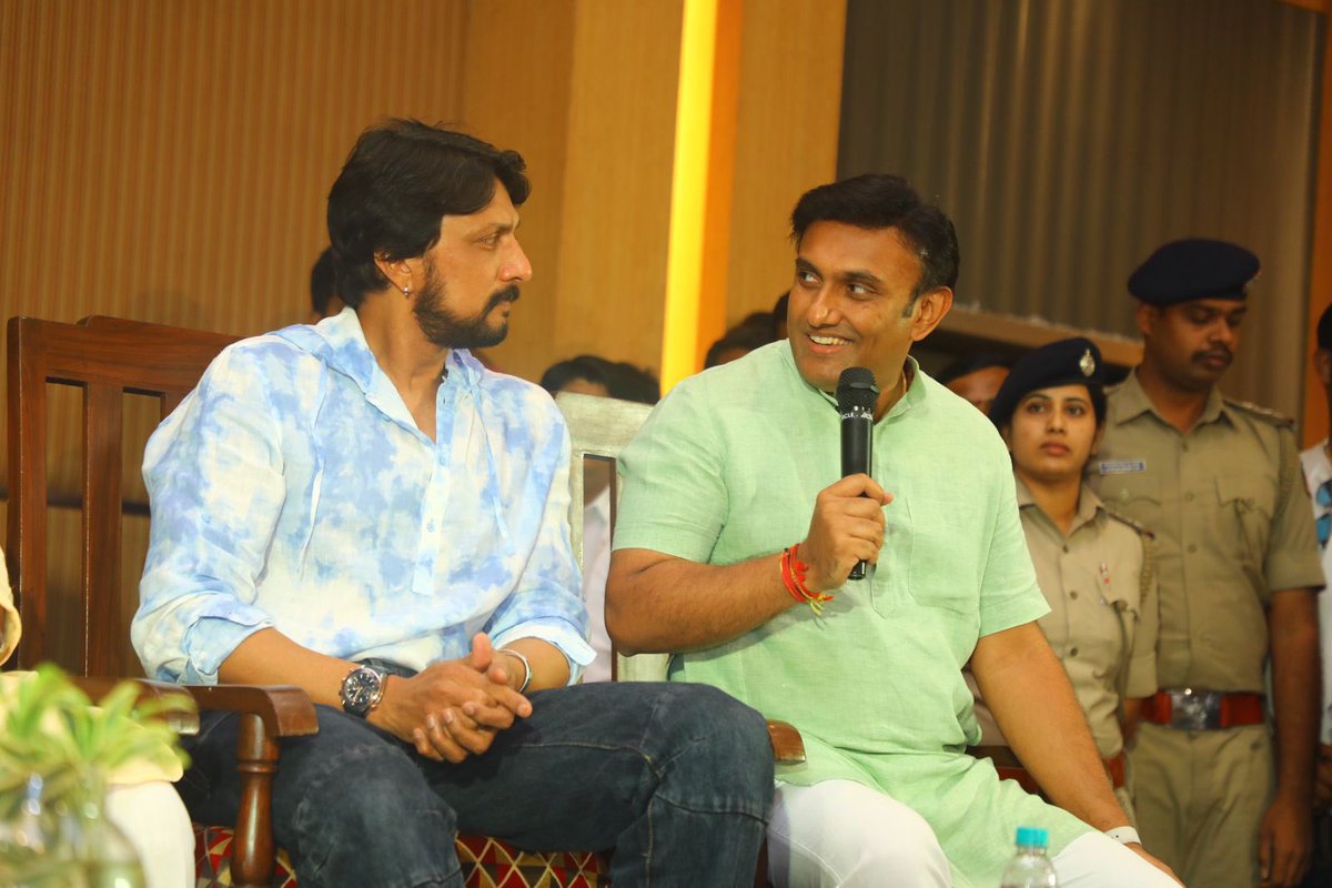 DrSudhakar_'s tweet photo. ತಮ್ಮ ಮನೋಜ್ಞ ಅಭಿನಯದಿಂದ ಕೋಟ್ಯಾಂತರ ಕನ್ನಡಿಗರ ಹೃದಯವನ್ನು ಸ್ಪರ್ಶಿಸಿ, ಮಾಣಿಕ್ಯದಂತೆ ಗಡಿಯಾಚೆಗೂ ಹೊಳೆಯುತ್ತಾ, ಕಳೆದ ಮೂರು ದಶಕಗಳಿಂದ ಚಂದನವನದಲ್ಲಿ ಘರ್ಜಿಸುತ್ತಿರುವ ಹೆಬ್ಬುಲಿ ಕಿಚ್ಚ ಸುದೀಪ್ ಅವರು 30 ವರ್ಷಗಳ ಸಾರ್ಥಕ ಸಿನಿ ಪಯಣ ಮುಗಿಸಿದ ಈ ಸುಸಂದರ್ಭದಲ್ಲಿ ಹೃದಯಪೂರ್ವಕ ಶುಭಕಾಮನೆಗಳು.

ನಿಮ್ಮೊಳಗಿನ ಪ್ರತಿಭೆಯ ಬೆಚ್ಚನೆಯ ಕಿಚ್ಚು ಸದಾ ಜಗಮಗಿಸಲಿ, ನಿಮ್ಮ ಕನ್ನಡಾಂಬೆಯ ಕಲಾಸೇವೆ ಹೀಗೆಯೇ ನಿರಂತರವಾಗಿ ಮುಂದುವರೆಯಲಿ ಎಂದು ಹಾರೈಸುತ್ತೇನೆ.

@KicchaSudeep

#3DecadesOfSudeepism