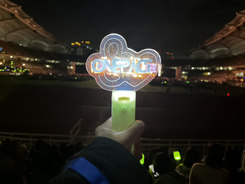 non20230322's tweet photo. ウチらはまだ球体ペンラ持ってないけど、ファンダムの名前（&amp;♡）をデカデカとあしらってくれてるこのペンライトが大好きで大切な宝物だよ！！✨
#ONEPACT #andheart https://t.co/QRbUITAZX9