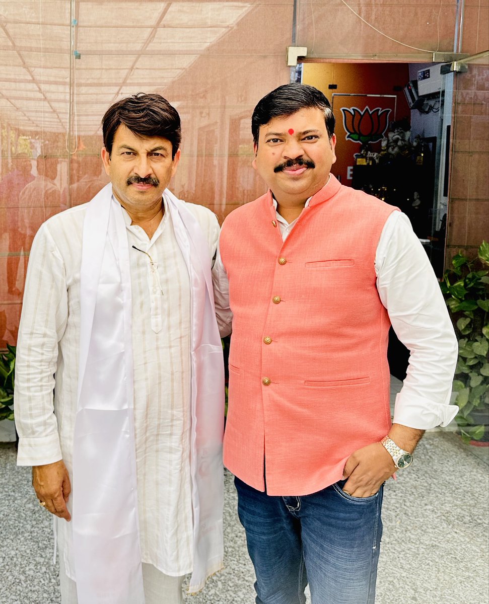 दिल्ली के लोकप्रिय सांसद बड़े भाई <a href="/ManojTiwariMP/">Manoj Tiwari</a> जी को जन्म दिवस की हार्दिक शुभकामनाएँ आपके उपर सदैव माँ विंधवासिनी की कृपा बरसती रहे l आप सदैव स्वस्थ एवं मस्त रहें l 🙏🌹🎂🎊