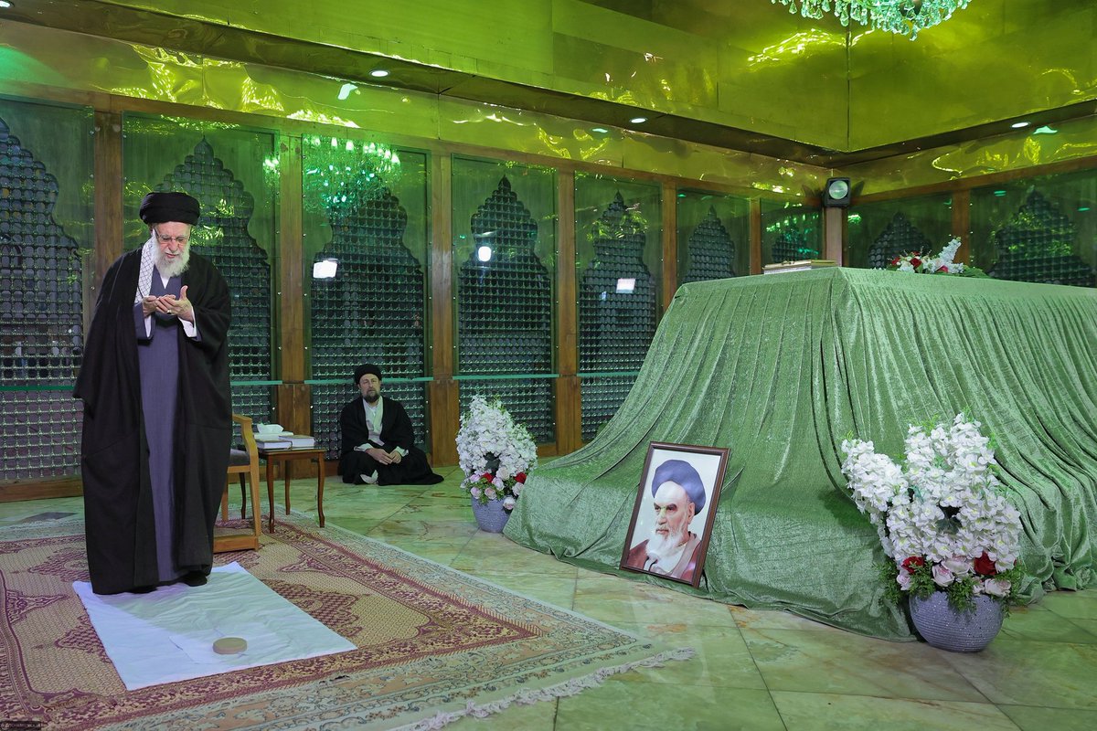 ma_eslami1's tweet photo. اونی که تقی به توقی میخورد فرار می‌کرد خارج #محمدرضاشاه_پهلوی بود! این آقا محکم تا تهش وایساده و ۴۷ ساله #آمریکا و اسرائیل رو سر جاشون نشونده! تو این کشور، مواقع جنگ به خدا متوسل میشن نه کدخدا! https://t.co/1vO1frZ8Fe