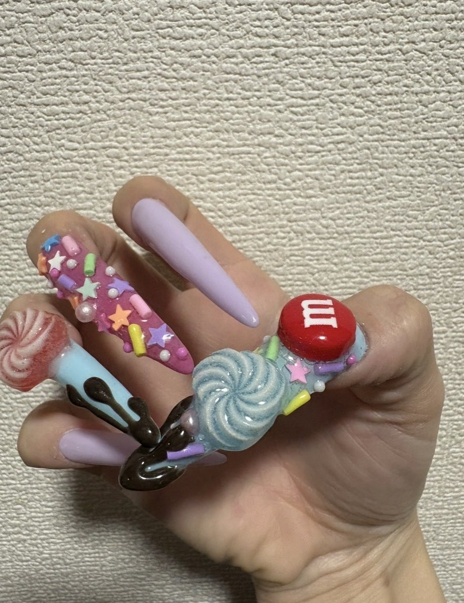 MilkyWayO814's tweet photo. バレンタインネイル💖🍫✨️

去年に比べたら大人しくなったなー
仕事変わってこの長さが限界🤮
ネイルって長ければ長いほど可愛いのに🥹 https://t.co/fjYxp5I3fo