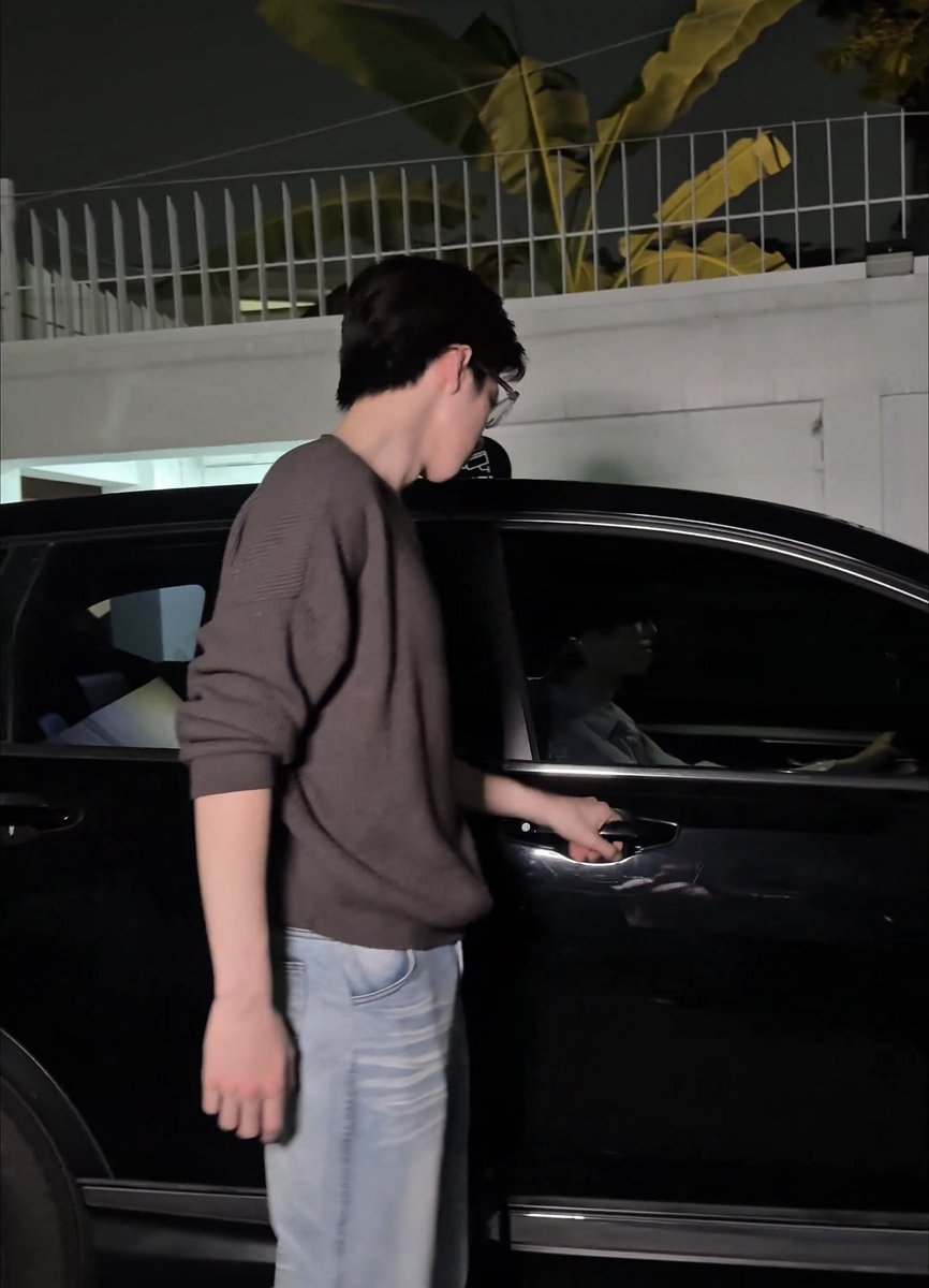 yourbadcow09's tweet image. เทอลงมา พี่ขับเอง

: ไม่ พี่ก้ชอบคิดว่าเราขับเองไม่ได้ตลอด ไม่ไว้ใจเรา

พี่รู้ว่าเทอขับได้คับ แต่มีพี่อยู่เทอจะต้องขับเองทำไมคับ