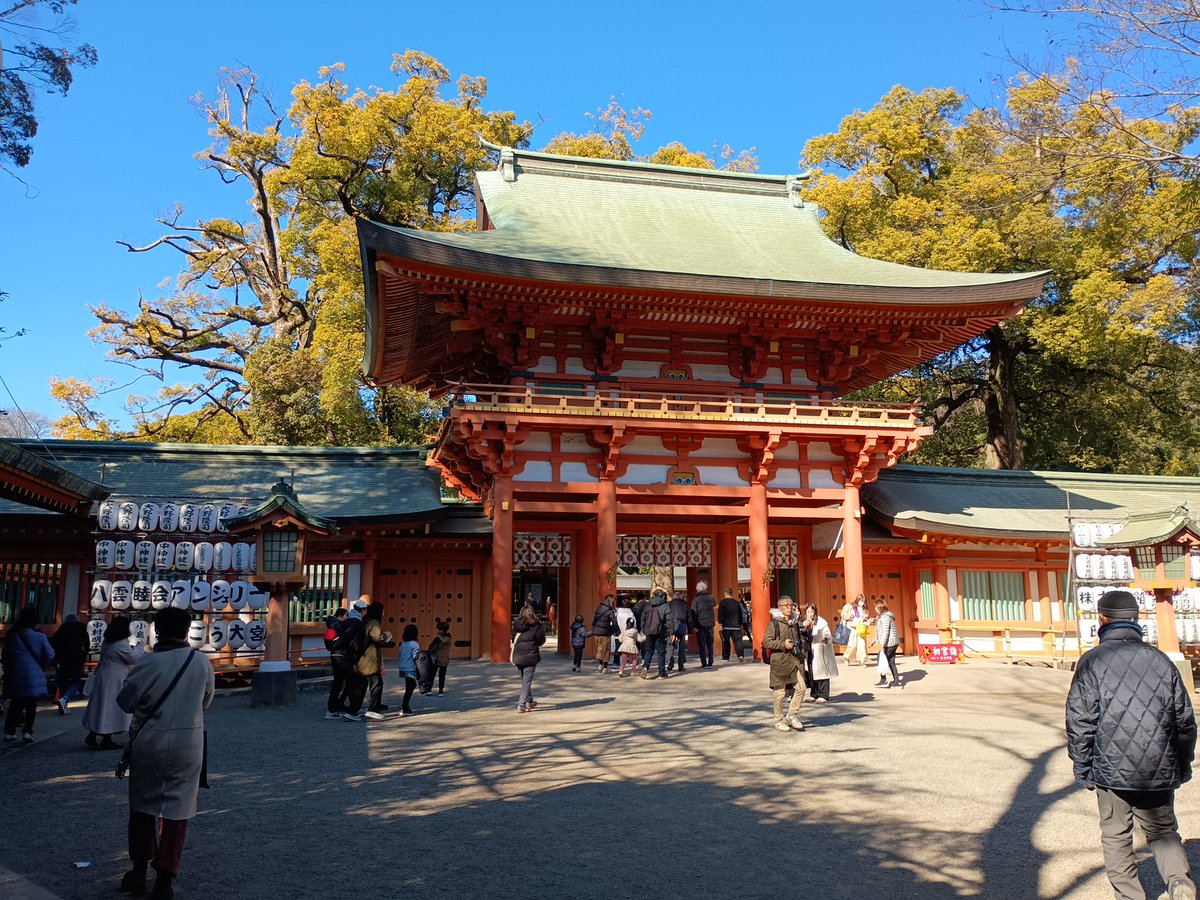 氷川神社楼門。
太宰は、この赤がすごく綺麗だねと信子さんに言っていたそうな。
もうすぐ改修工事が始まる様子。ツアーの日にはこの姿が見れないかもしれない。