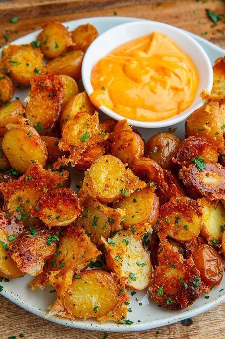 FoodPleaser's tweet photo. Crispy Parmesan Roast Potatoes https://t.co/ksJ8l0MxR0