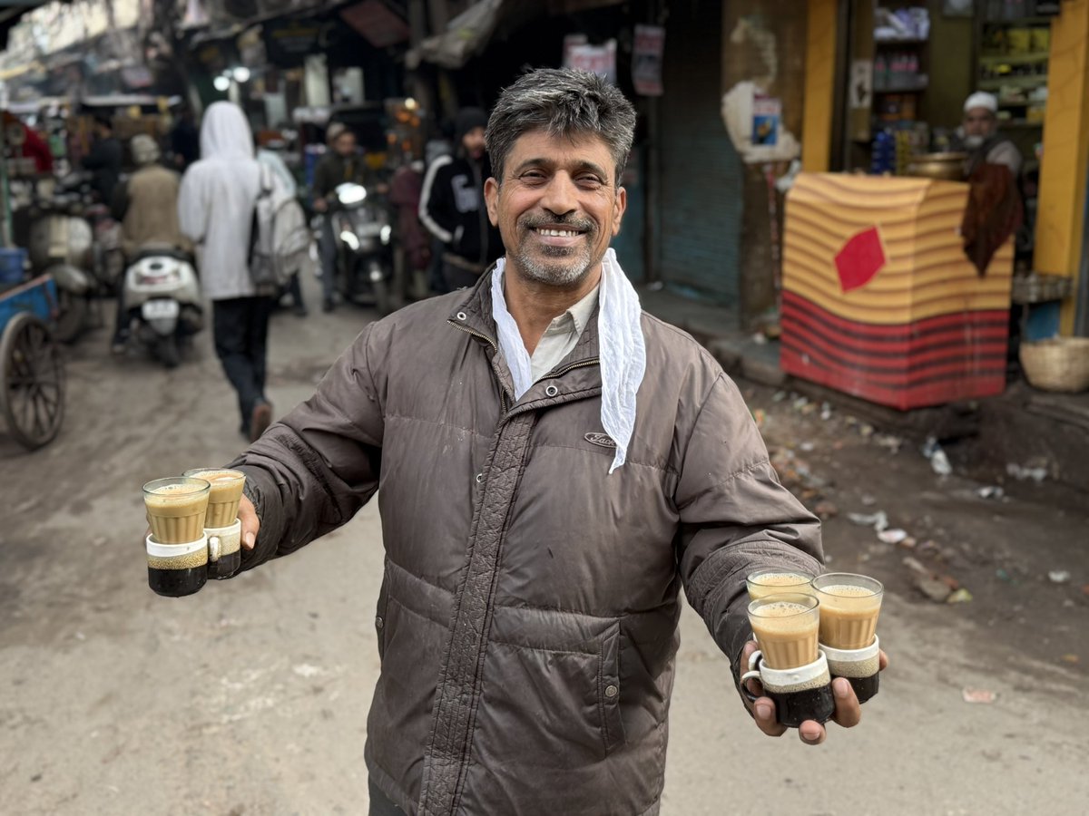 thedelhiwalla's tweet photo. Meet the tea king… Nanhe ji, the bazar’s no. 1 chai man https://t.co/iwfHi7CiTb