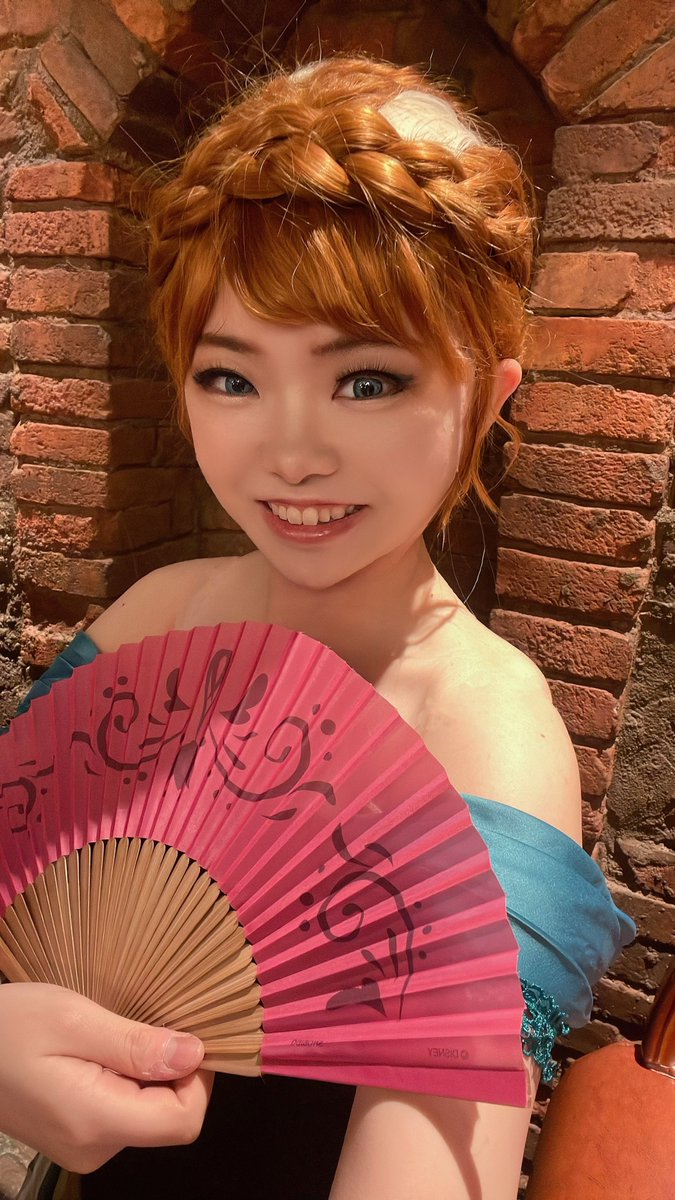 今日はアナ～🫶💓
氷雨ハンスと🙌

ちょっとだけど踊るぜ💃🏻✨

ネックレスを忘れたので、扇子で隠してる笑