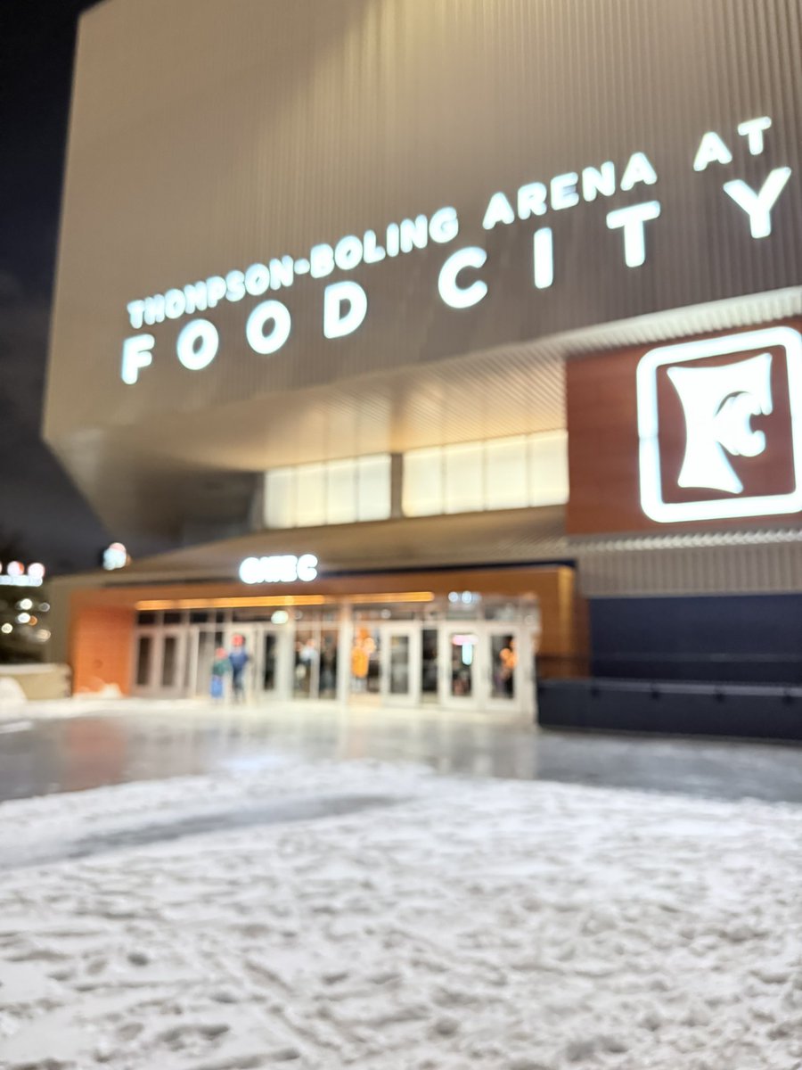 LisaStearns's tweet photo. Four feet of snow and 14 degree weather couldn’t keep us away from watching the @Vol_Hoops beat Auburn!! 🎉🏀 https://t.co/wOcFSqDYfy