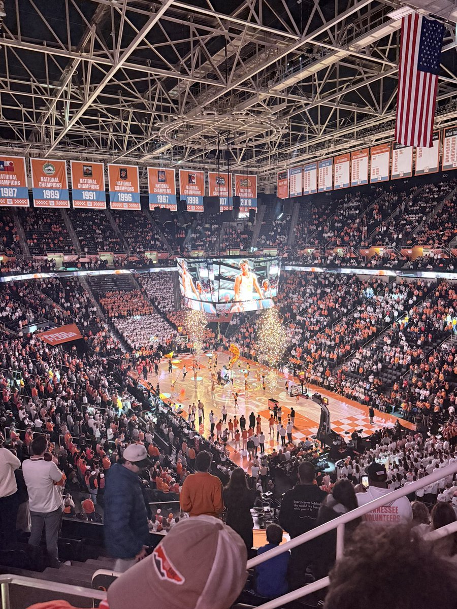 LisaStearns's tweet photo. Four feet of snow and 14 degree weather couldn’t keep us away from watching the @Vol_Hoops beat Auburn!! 🎉🏀 https://t.co/wOcFSqDYfy