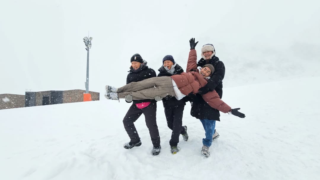 #김성균 빨리 주세요... 9시 언제와.. 내일 월요일인데도 빨리 9시가 되기를 기다려

(4/4)