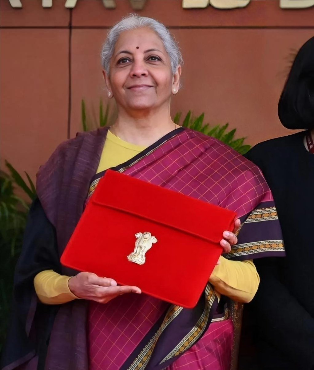 UtpalBaa's tweet photo. @nsitharaman चाची से आज बस एक ही प्रार्थना है  🙏
शेयर मार्केट का लाल ➡️ हरा हो जाए 📈
महंगाई शर्मिंदा होकर नीचे बैठ जाए 😌
दाल–चावल, तेल–प्याज सस्ते हो जाएँ 🍚🧅
और महीने के अंत में भी
जेब बोले — “मैं अभी ज़िंदा हूँ!” 😂💸

#Budget #NirmalaSitharaman #BudgetSession2026 https://t.co/VaOlZFrka3