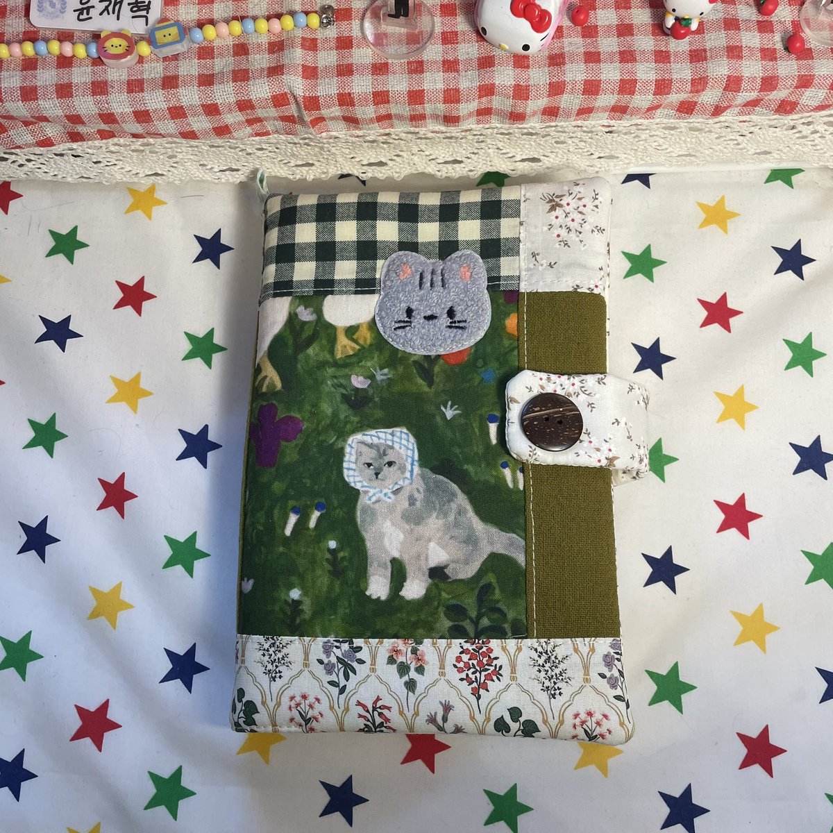 cakecakemon's tweet photo. สิ่งที่ทำให้อยากพกหนังสือออกไปอ่านนอกบ้านทุกวันในช่วงนี้คือ booksleeve ! ฟิร ( y—y ) ⭐️🐈🌳* https://t.co/89K0OAe1L5