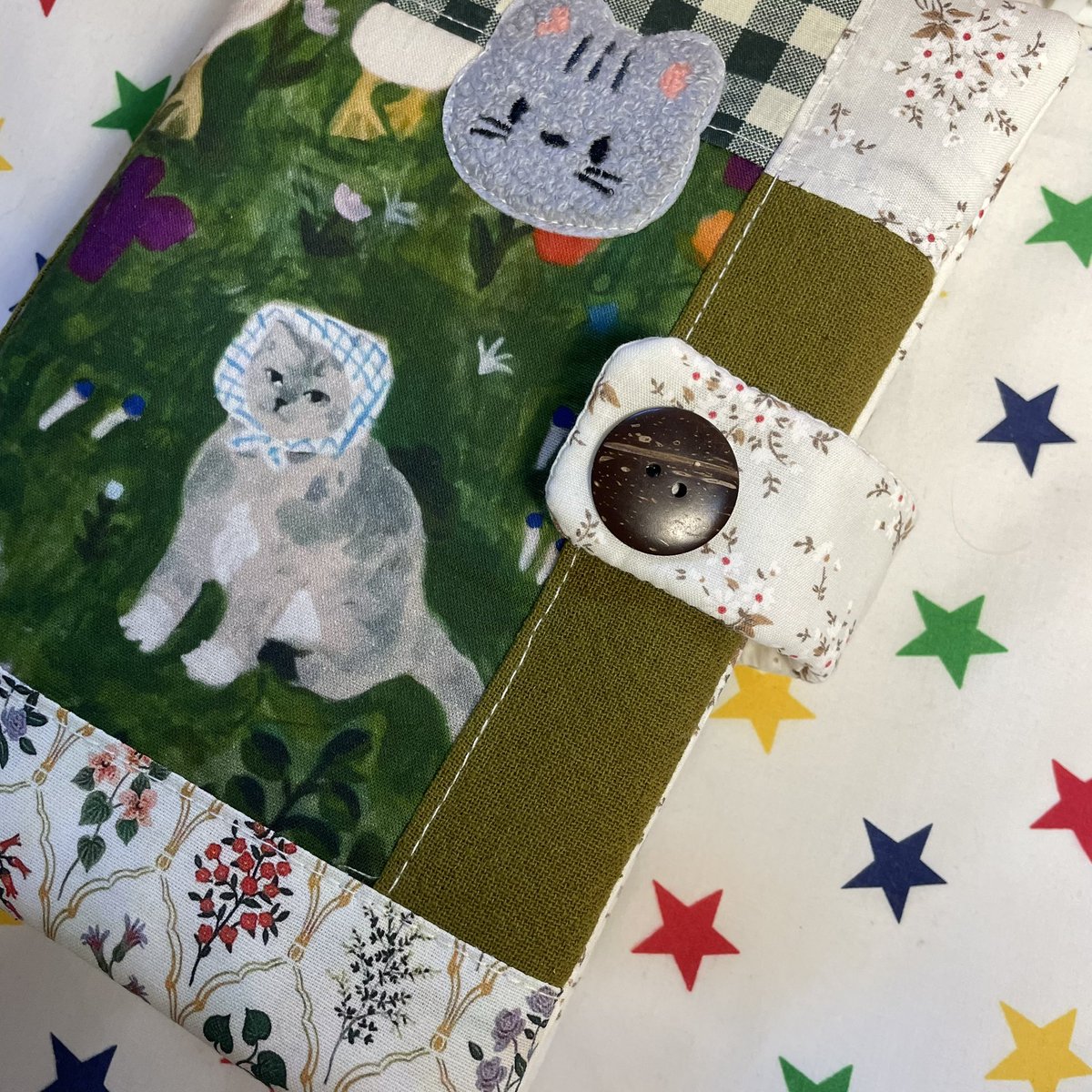 สิ่งที่ทำให้อยากพกหนังสือออกไปอ่านนอกบ้านทุกวันในช่วงนี้คือ booksleeve ! ฟิร ( y—y ) ⭐️🐈🌳*