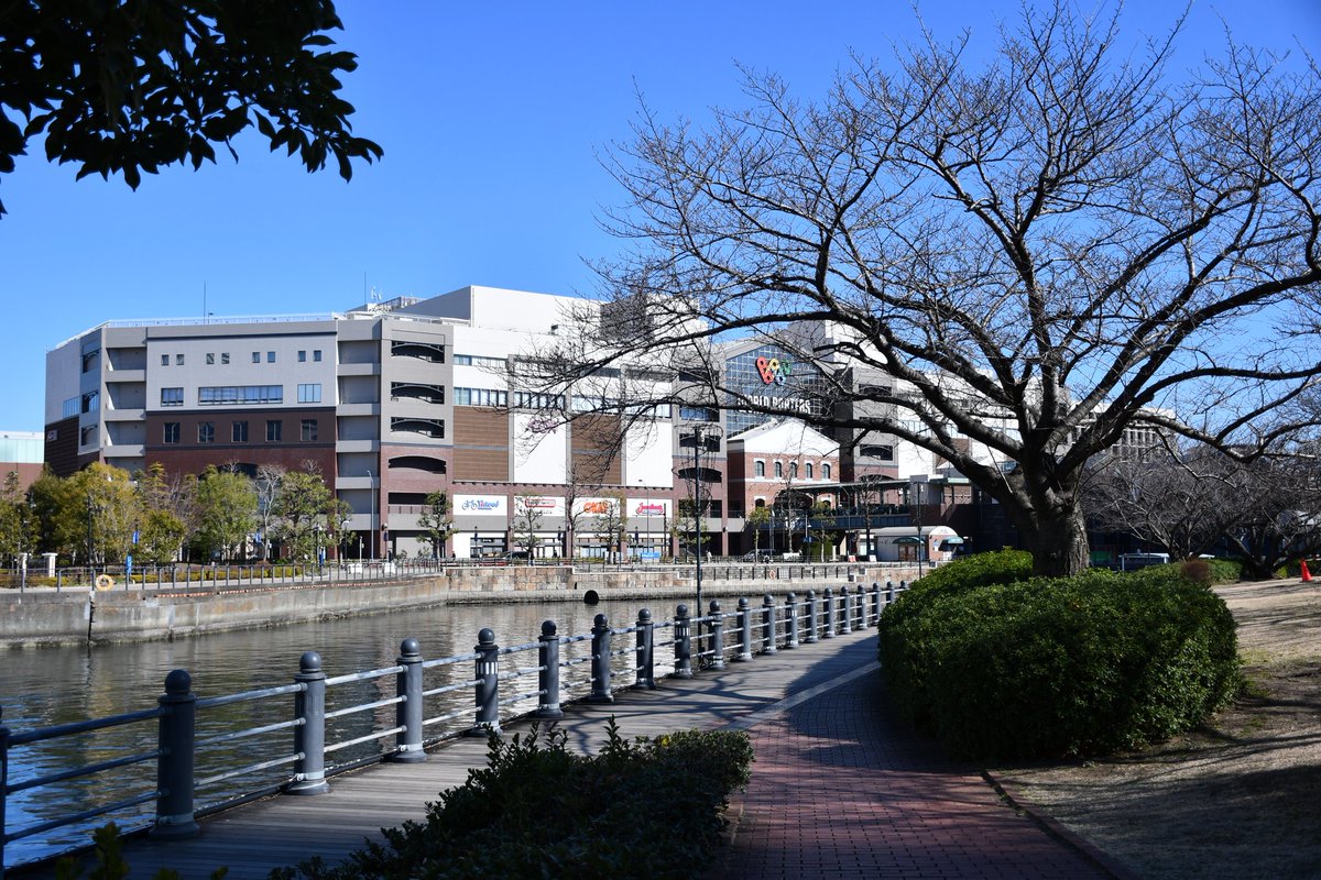 名探偵プリキュア！１話　聖地巡礼①

冒頭の鉄橋
・汽車道 港一号橋梁・港二号橋梁（横浜市中区新港2丁目9）

背後に写るのは桜木町コレットマーレと新港埠頭ワールドポーターズ。桜木町向きは一号橋梁、ワーポ向きは二号橋梁付近で近い画角が得られる。曇天推奨かも。