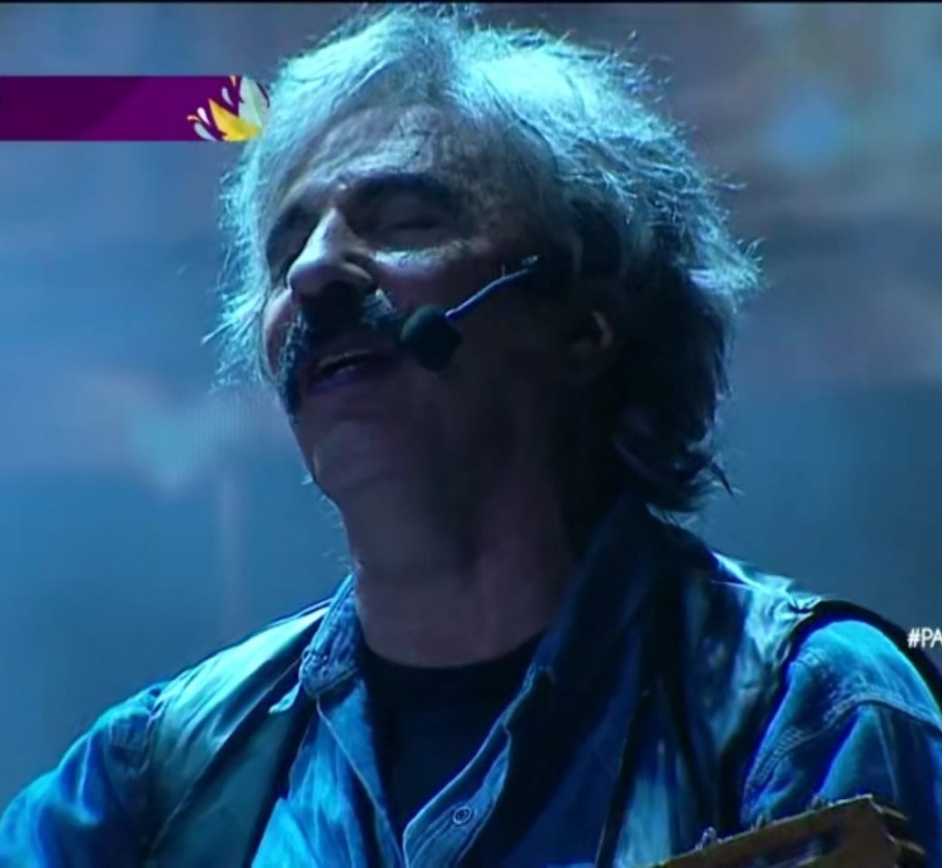 Todos de pie, con ustedes el señor Aldo Parodismo Martínez.