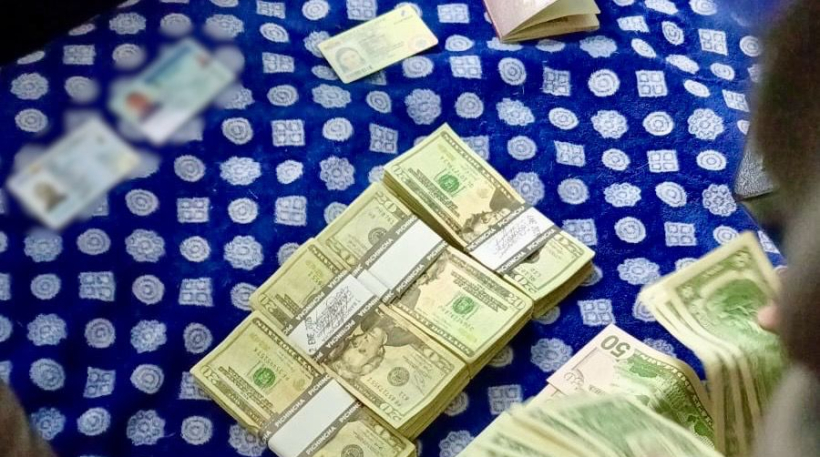 EN ESTA FOTO TOMADA EN LOS ALLANAMIENTOS A FUNCIONARIOS DE LA ANT, SE APRECIA LOS SELLOS DEL BANCO EN LOS FAJOS DE BILLETES. AHÍ SE SABE LA HORA, LA VENTANILLA Y EL CAJERO. SE SABE DE QUIÉN ERA LA PLATA ORIGINALMENTE. VEAMOS.