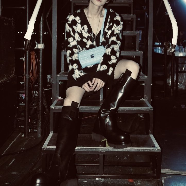 cielomortes's tweet photo. ᅠᅠᅠᅠᅠ
       ᅠᅠᅠᅠᅠ      these boots are made for walkin'
       ᅠᅠᅠᅠᅠ      and that's just what they'll do
       ᅠᅠᅠᅠᅠ      one of these days, these boots
       ᅠᅠᅠᅠᅠ      are gonna walk all over you!
ᅠᅠᅠᅠᅠ https://t.co/ejDZYcFE29