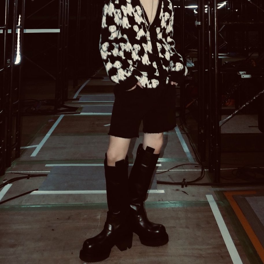 cielomortes's tweet photo. ᅠᅠᅠᅠᅠ
       ᅠᅠᅠᅠᅠ      these boots are made for walkin'
       ᅠᅠᅠᅠᅠ      and that's just what they'll do
       ᅠᅠᅠᅠᅠ      one of these days, these boots
       ᅠᅠᅠᅠᅠ      are gonna walk all over you!
ᅠᅠᅠᅠᅠ https://t.co/ejDZYcFE29