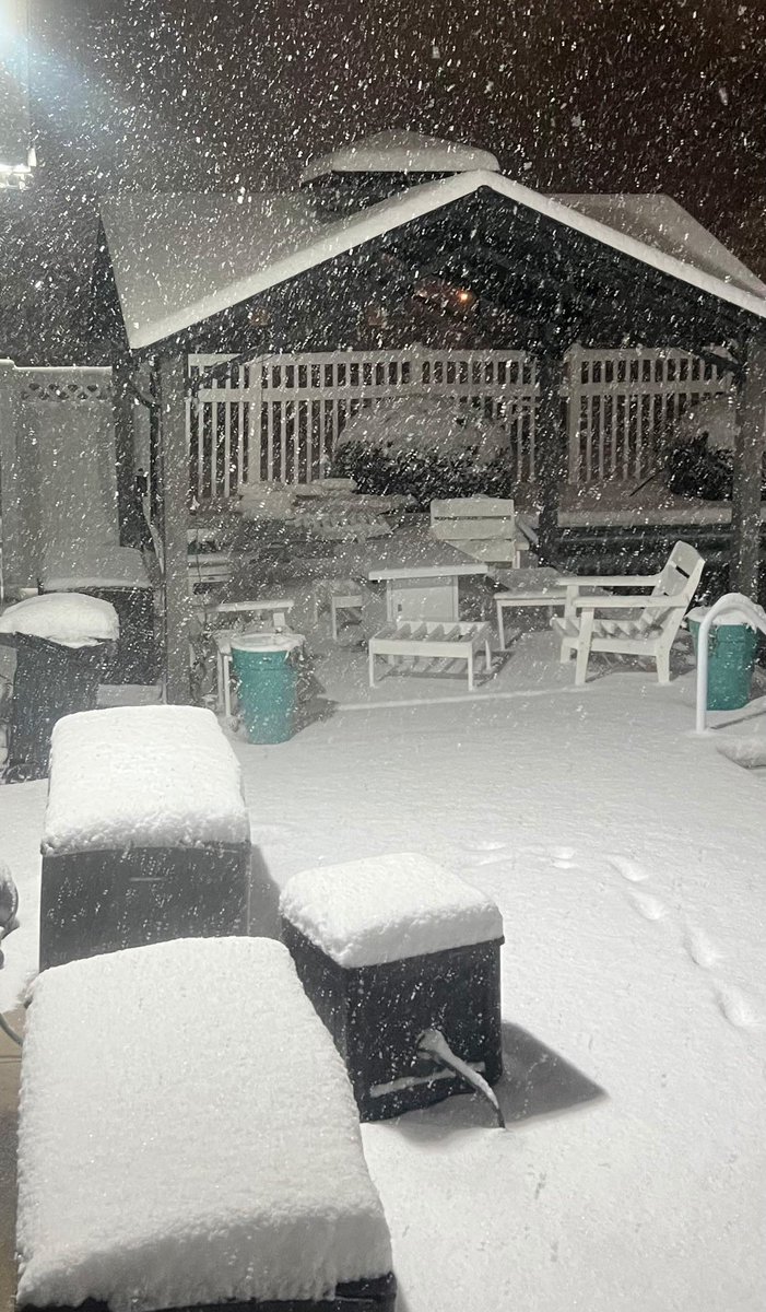 LeeHaywoodWX's tweet image. A winter wonderland across the Cape Fear tonight! Take a look at this gorgeous snow picture from #Lumberton in Robeson county! Thank you for the pic Patty Smith!
#NCwx #WWAY