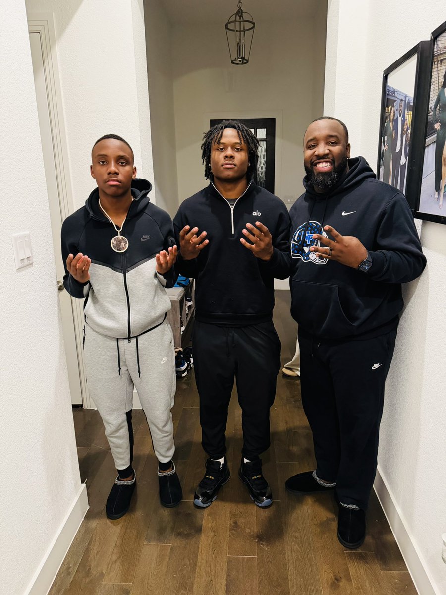 CoachHitchens1's tweet photo. Look who pulled up on me @LegendBey7 
Proud of you and love ya man💪🏾

#WAWG 
#HisWill https://t.co/0VftsFop6m