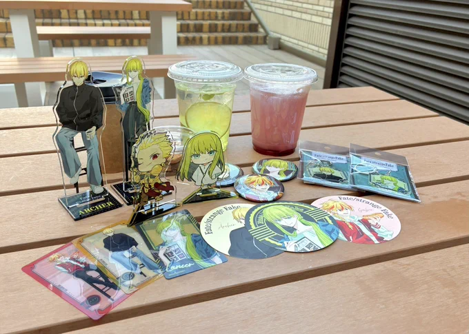 テイクアウトでカフェ行けた〜!! 本当に行けると思ってなかったからすごく嬉しい グッズ沢山買わせて頂けたしパネルも撮らせて頂けたしランダムもめっちゃ引き良かったし店員さんも優しかった、、、 もう、全てに感謝