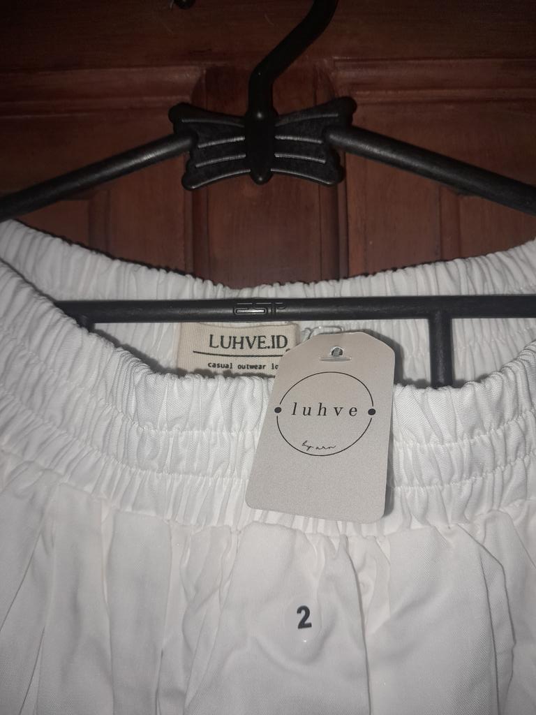 sunflawshc's tweet photo. WTS - Rok Putih merk LUHVE (BARU) masih ada tag 
Warna : Putih
Panjang rok : 95 cm
Harga : 100k
Ada furing

Rok lebaran, rok putih https://t.co/GdgqcZq1gr